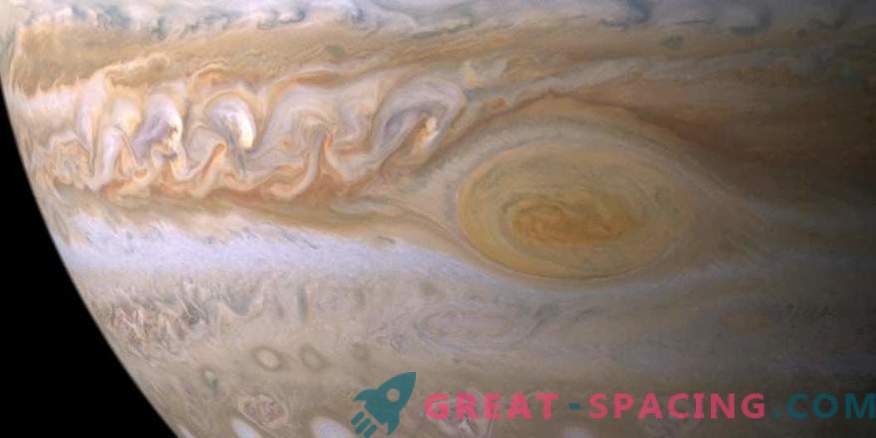 Čudoviti meteorološki pojavi v Jupitrovi veliki rdeči točki