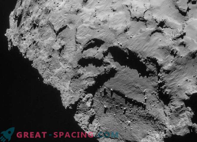 Rosetta je odkrila kamnito piramido na površini kometa