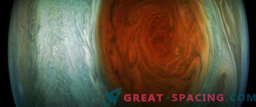 Velika rdeča pega v objektivu Juno