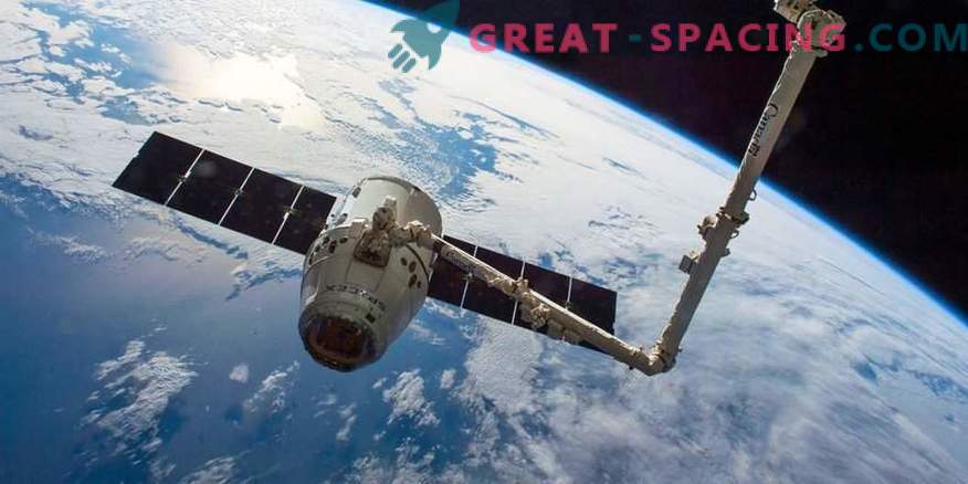 Video zajame slovo med ISS in zmajevo kapsulo.