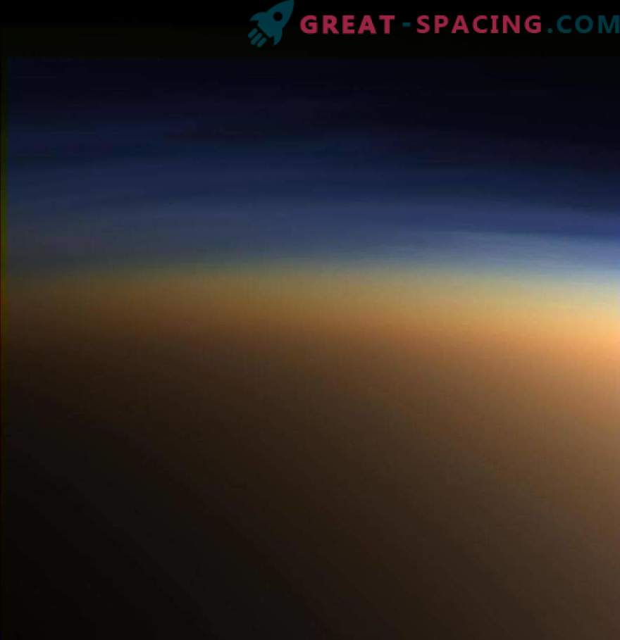 Skrivnostni Titan ima sablastno svetlobo