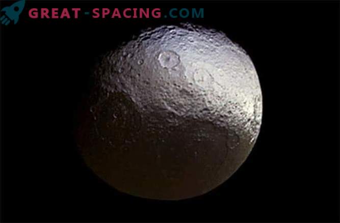 Zakaj so izbrisani kraterji na Saturnovih lunah?