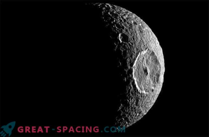 Zakaj so izbrisani kraterji na Saturnovih lunah?