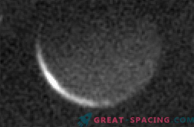Noč, ki se spušča po Charonu, največjem satelitu Plutona