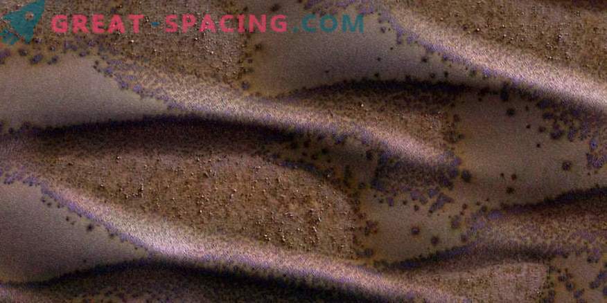 Marsijska pomlad topi peščene sipine.