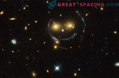 Hubble je odkril vesoljski emotikon v globokem vesolju