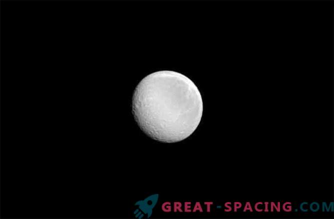 Polna luna Saturna: Ray svetleče za Cassini