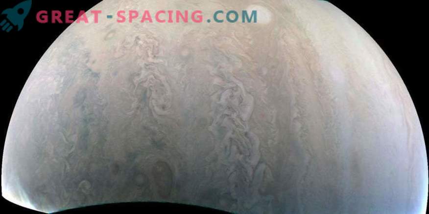 Jupitrova silovita nevihta sreča Juno