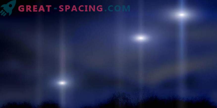 Kakšen svetel objekt se je pojavil na videu preko Phoenixa. Mnenje ufolog Scott Waring