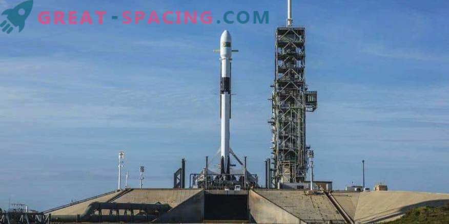 Posodobljena raketa SpaceX s satelitom