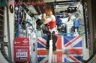 Angleški astronavt je vodil Londonski maraton na 60.000 kilometrih.