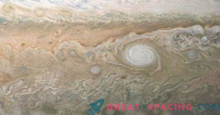 Izjemni atmosferski vzorci velikanskega Jupitra