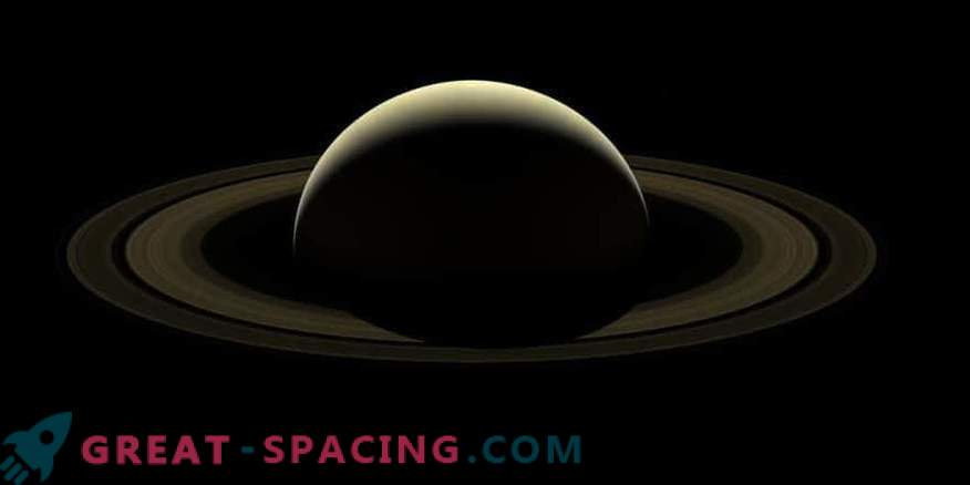 Sestavljena slika Cassinija: slovo od Saturna