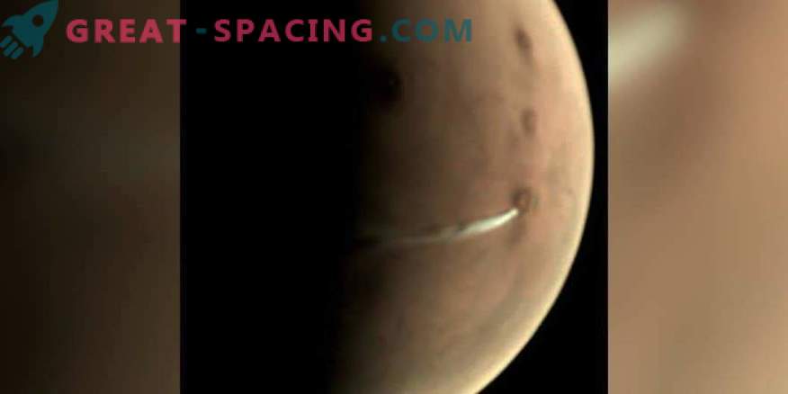 Vulkanska aktivnost na Marsu? Skrivnostni oblak se razteza nad Marsovim vulkanom