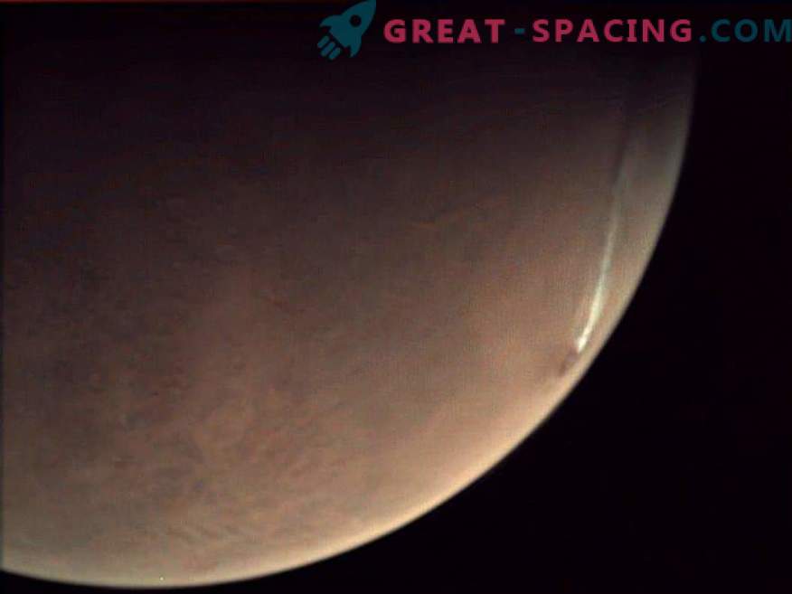 Vulkanska aktivnost na Marsu? Skrivnostni oblak se razteza nad Marsovim vulkanom