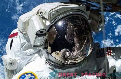 Ugotovljeno je bilo uhajanje vode iz oblek astronavtov
