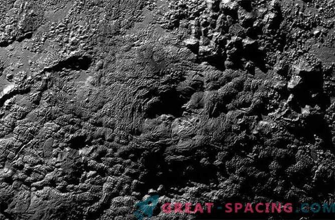 Strange gore na Plutonu so lahko ledeni vulkani