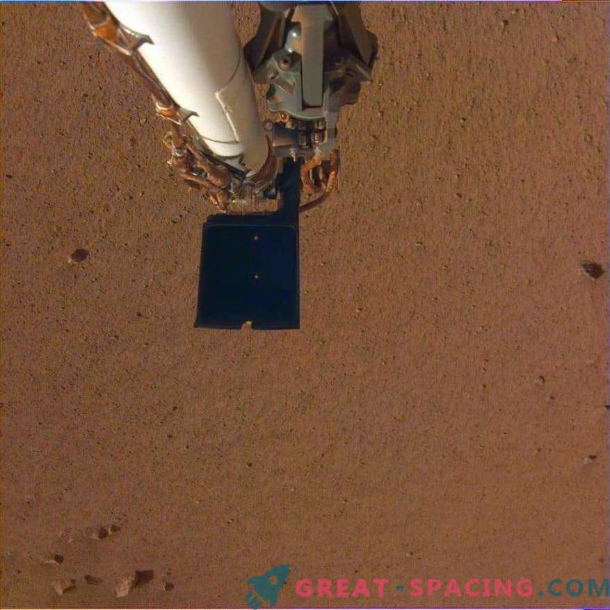 InSight osvobodi robotsko roko! Nove fotografije z Marsa
