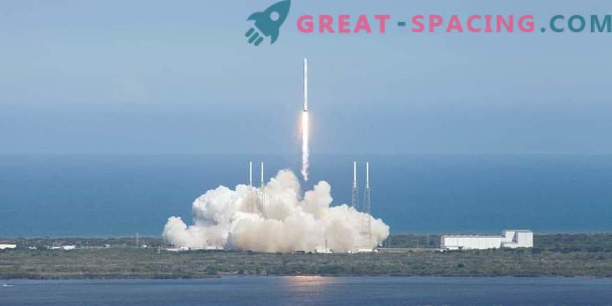SpaceX odloži datum pošiljanja turistov na luninsko orbito