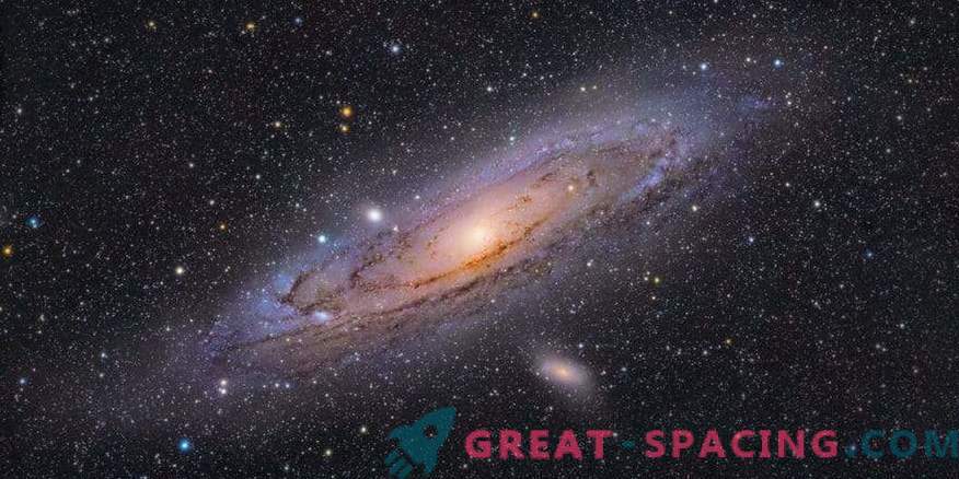 A galáxia de Andrômeda cintila em um mar colorido de estrelas