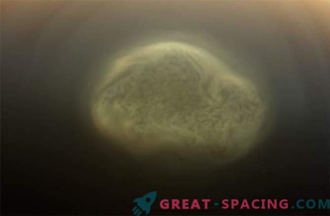 Na Titanu so odkrili velikanski ledeni oblak
