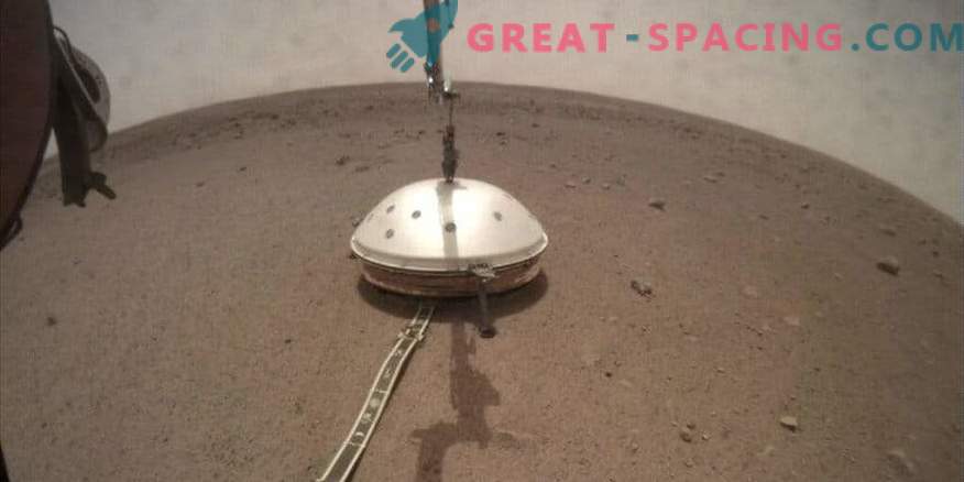 InSight seizmometer je našel udobno zatočišče na Marsu