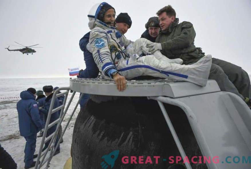 Astronavt in dva astronavta sta se vrnila iz ISS