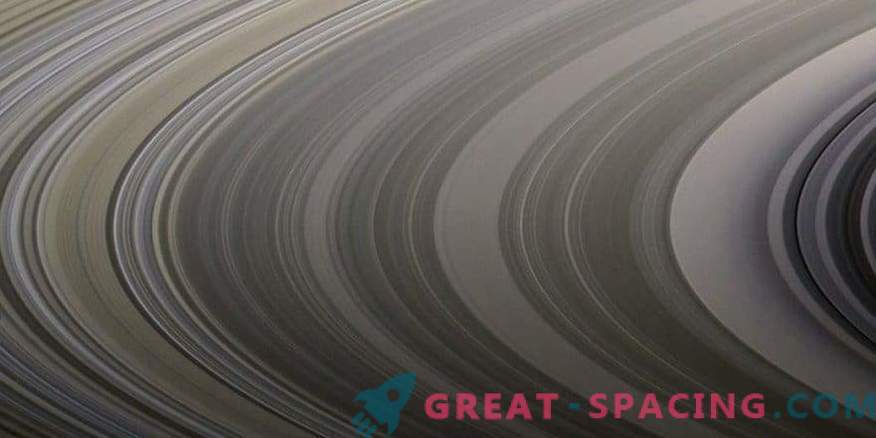Barve v Saturnovih obročkih