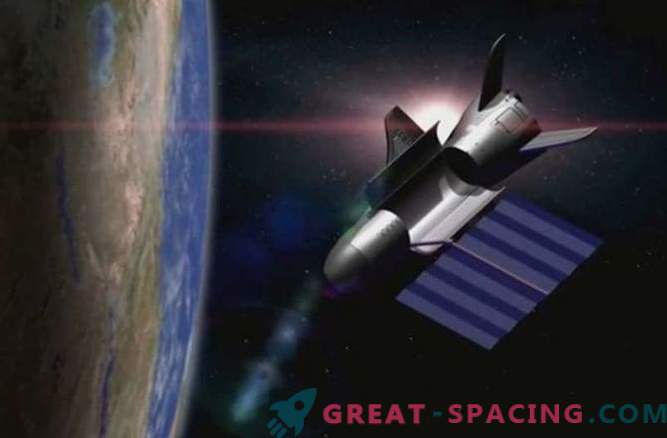 Space Plane X-37B gelanceerd in een baan om de vierde geheime missie