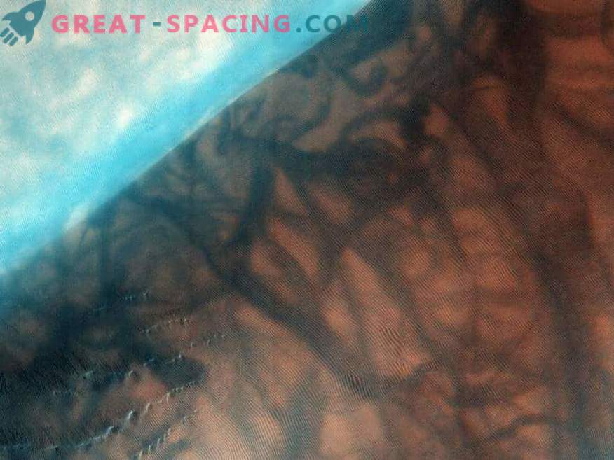 Skrivnost tekočine: Kako bi se voda lahko pojavila na Marsu v tekoči obliki?