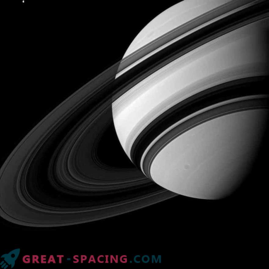 Cassinijev aparat je zgorel na nebu Saturna.