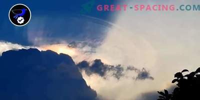 Velika vesoljska ladja, ki se skriva v oblaku nad Filipini