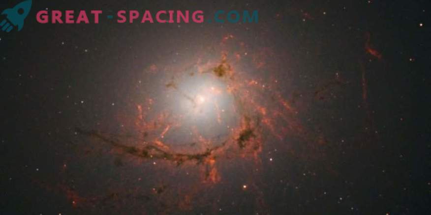 Hubble vohuni na čudni prašni galaksiji