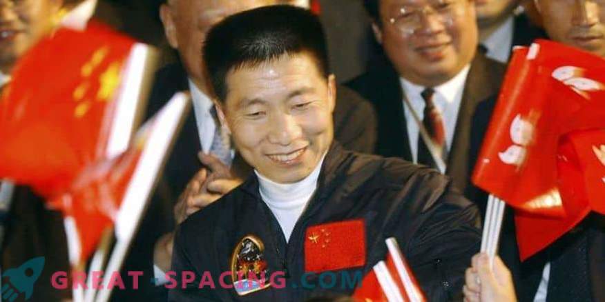 Kitajska poveča posadko na račun civilnih astronavtov