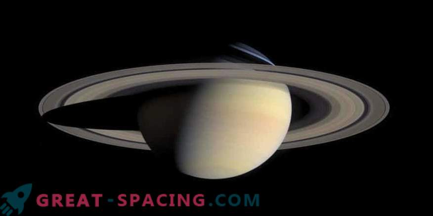 Skrivnostna tvorba v Saturnovem magnetnem polju