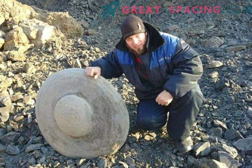 Kamnite plošče v obliki letečih krožnikov. Ufologi in znanstveniki zagovarjajo izvor najdb v Volgogradski regiji