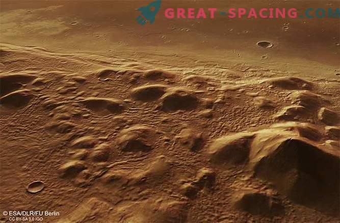 Led se lahko skriva pod hribi Marsa