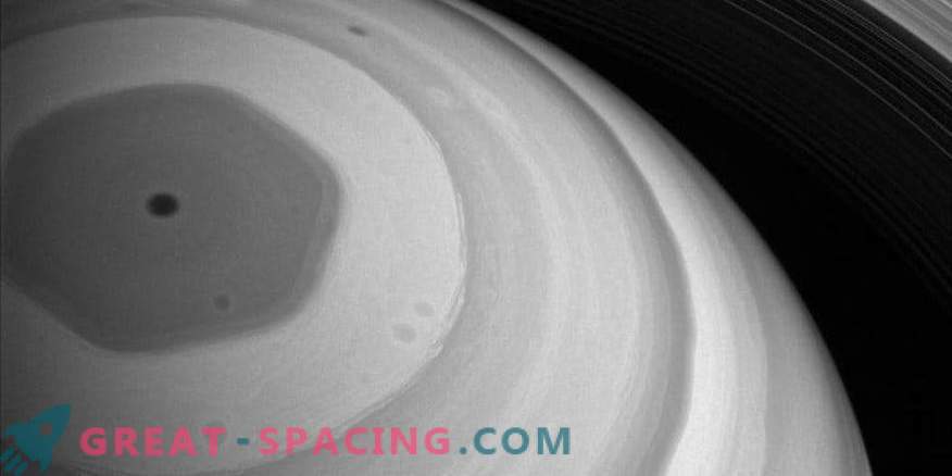 Spektakularni pogled na skrivnostni šesterokotnik Saturna