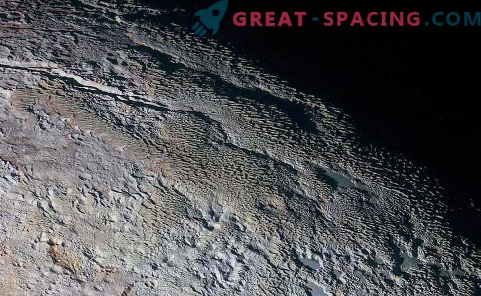 Spiny Pluton namiguje na obstoj ledu v drugih svetovih