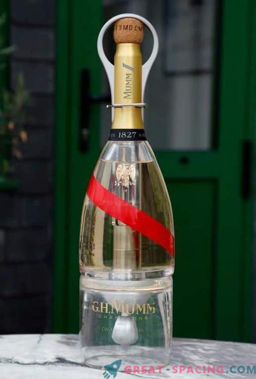 Šampanjec v vesolju! Steklenica Zero-G omogoča turistom, da uživajo pijačo v neskončnem prostoru