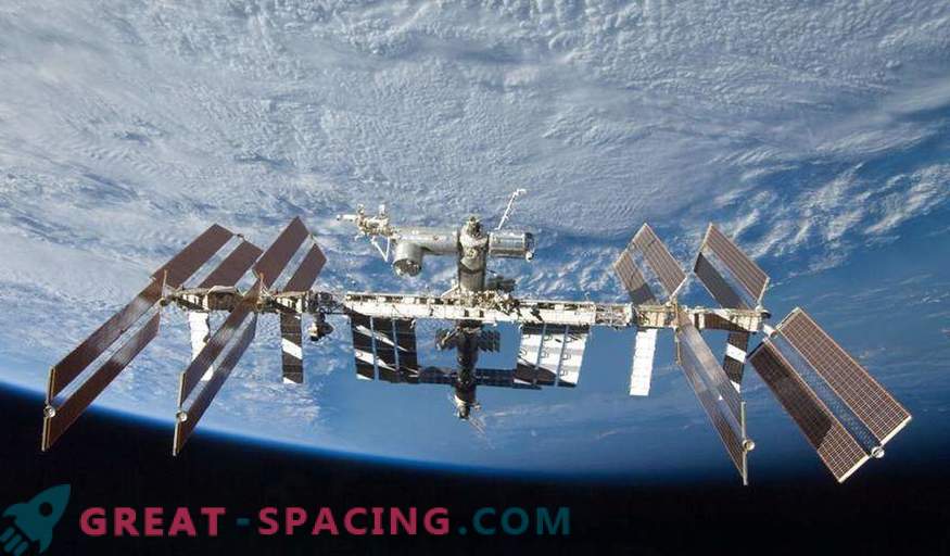 Dva ruska in ena ameriška kozmonavta se vrneta iz ISS