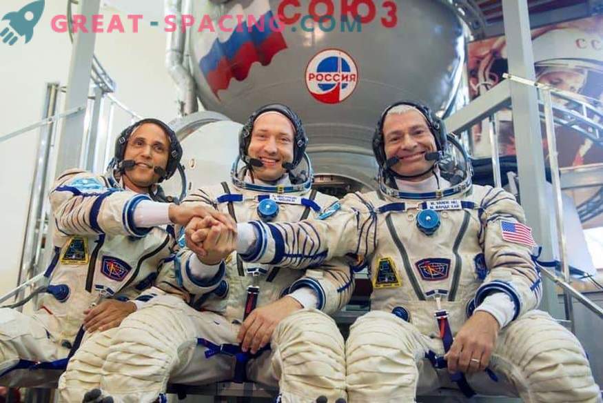 Trije kozmonavti so prispeli na ISS za petmesečno misijo