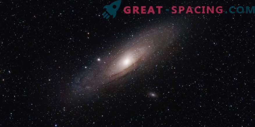 Velik par črnih lukenj v galaksiji Andromeda