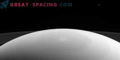 Mimas nad severnim polom Saturna