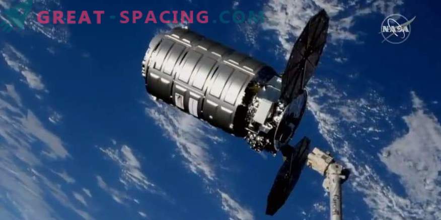 Tovorna ladja Cygnus vzame smeti iz ISS