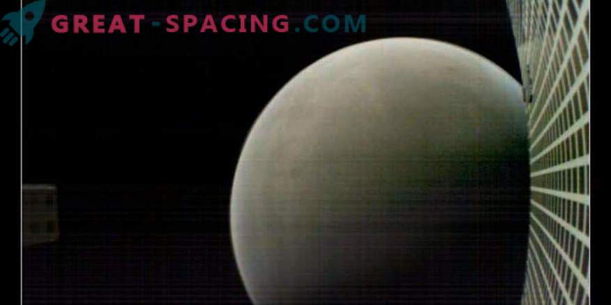 Pozdravna fotografija Marsa iz majhnih satelitov