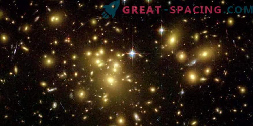 Celovita študija združitve galaktičnega grozda MACS J0417