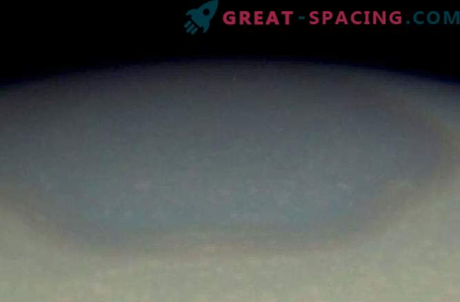 Saturnov severni pol je spremenil barvo. Toda zakaj?
