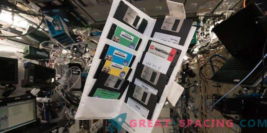 Vecchi floppy disk nell'armadietto dimenticato della ISS