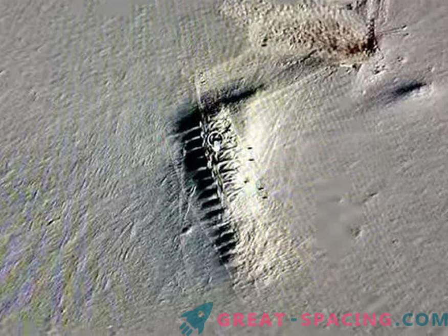 Sotto il ghiaccio dell'Antartide si vedono edifici misteriosi! Base segreta o spazioporto alieno?
